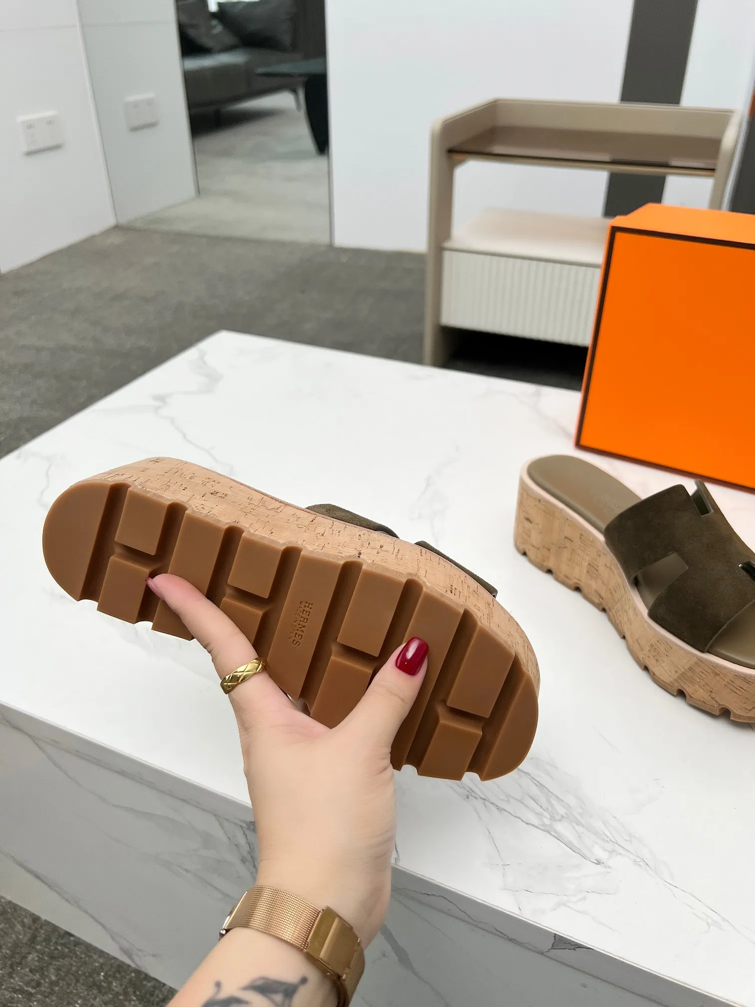 👟👟Ex-factory price 400👟👟 Hermès, upgraded version and workmanship materials. Hermes®🔴The highest version of handmade shoes on the market✨✨ Top product Hermès platform shoes🐎——————————The new model in early spring is the same as the original version, handmade by masters! ❥High-end customization, exclusive products, the highest version in the industry⚠❥Using: Hermers upper: Italian imported cowhide + sheepskin lining (pursuing top walking comfort) ✨～～〰〰〰〰❥ Packing: full set of original packaging━━━━Hermes━━━━━ size: 35-41 (42) customized and non-returnable)